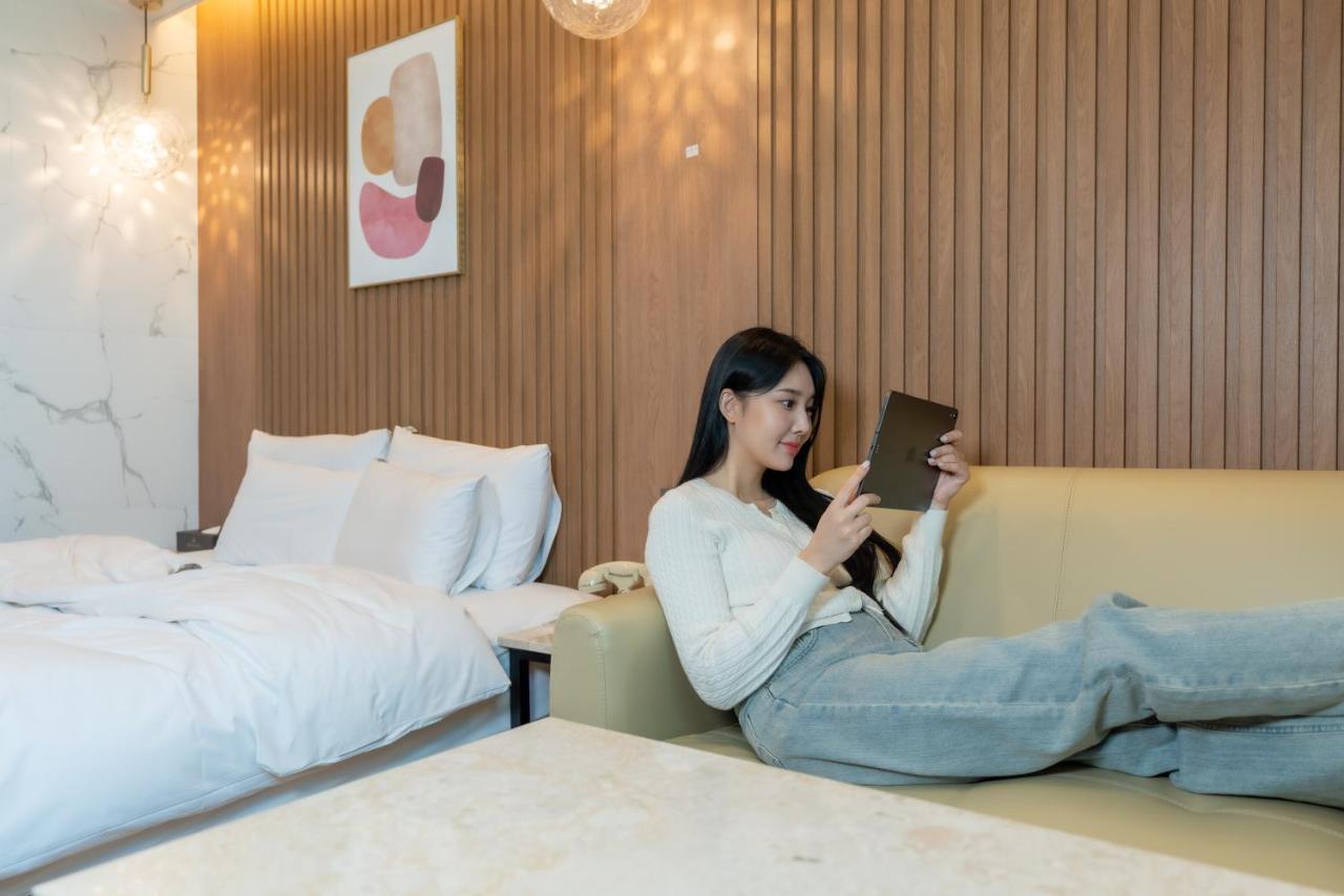 Jecheon Hound Hotel Chech'ŏn Exteriör bild